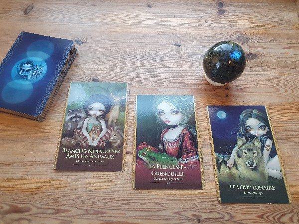 Venez d&eacute;couvrir et pratiquer<br />
 les tirages oracles les 1er et <br />
3&egrave;me dimanche de chaque mois <br />
de 15h30 &agrave; 16h30 ou optez <br />
pour des ateliers en individuel <br />
&agrave; votre rythme. 