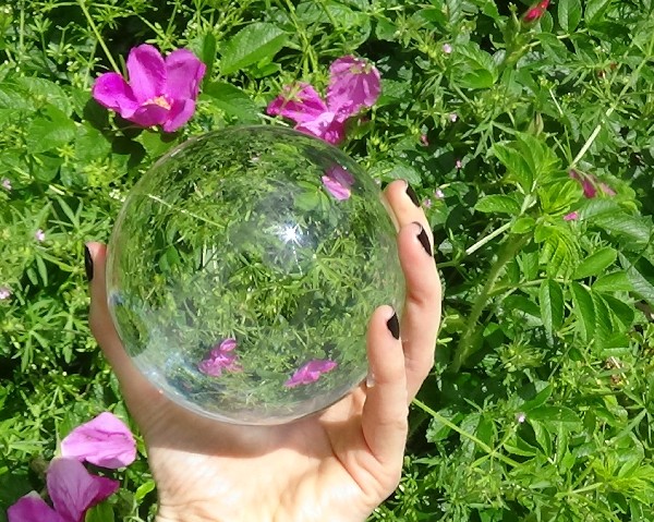 Vous &ecirc;tes sensible ou hypersensible&nbsp;? <br />
On vous qualifie d�&eacute;motif-ve ou d�&eacute;ponge&nbsp;? <br />
<br />
Un soin &eacute;nerg&eacute;tique vise &agrave; restaurer l�&eacute;quilibre et<br />
 le bien-&ecirc;tre int&eacute;rieur et est id&eacute;al apr&egrave;s une s&eacute;paration,<br />
une perte ou un deuil, pour aider &agrave; tourner la page ou<br />
pour les personnes qui travaillent dans la relation d�aide. 